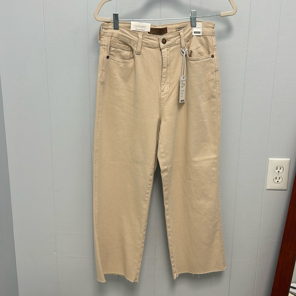 Judy Blue Wide Leg crop with frayed leg. New with tags. Bone color.